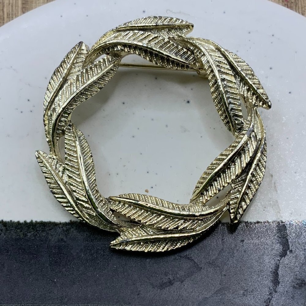 Gerry's Vintage Gold Tone Leaf Wreath Circle Brooch Pin